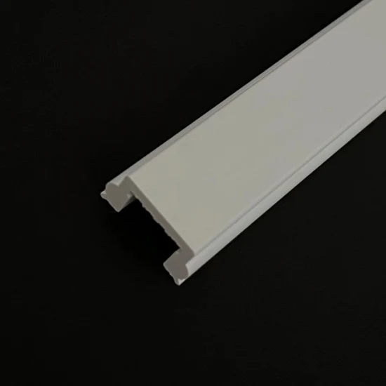 Высококачественный однолинейный экструдированный профиль ПВХ из белого пластика.